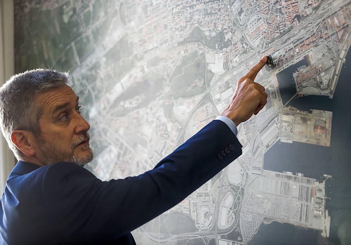 Javier Ceruti, con el mapa de Santander