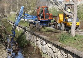 Operarios limpian el cauce de un arroyo en Campuzano