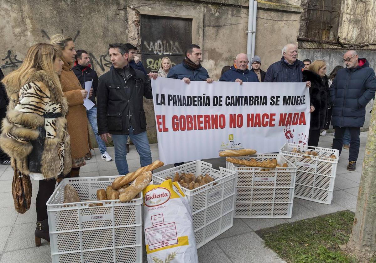 Los panaderos han protestado este lunes frente al Parlamento regional aprovechando que había sesión plenaria