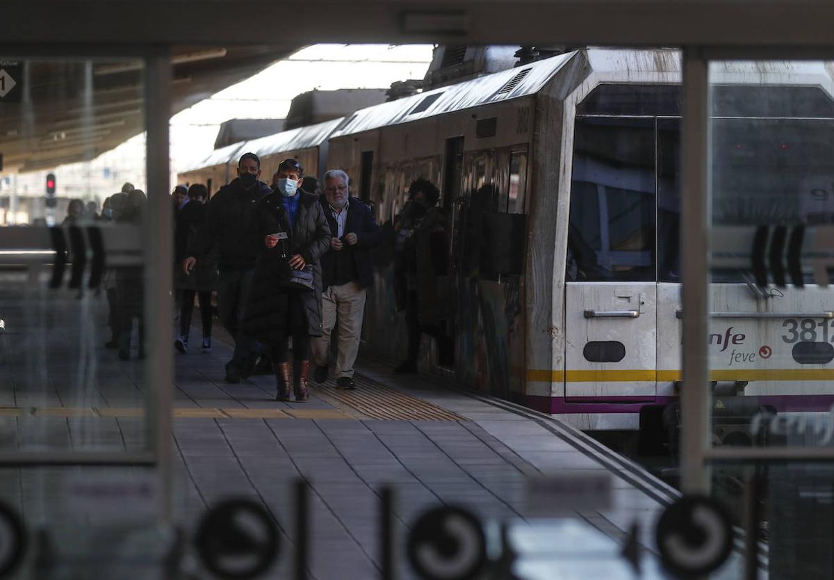 Usuarios del Cercanías llegan a la estación de Santander