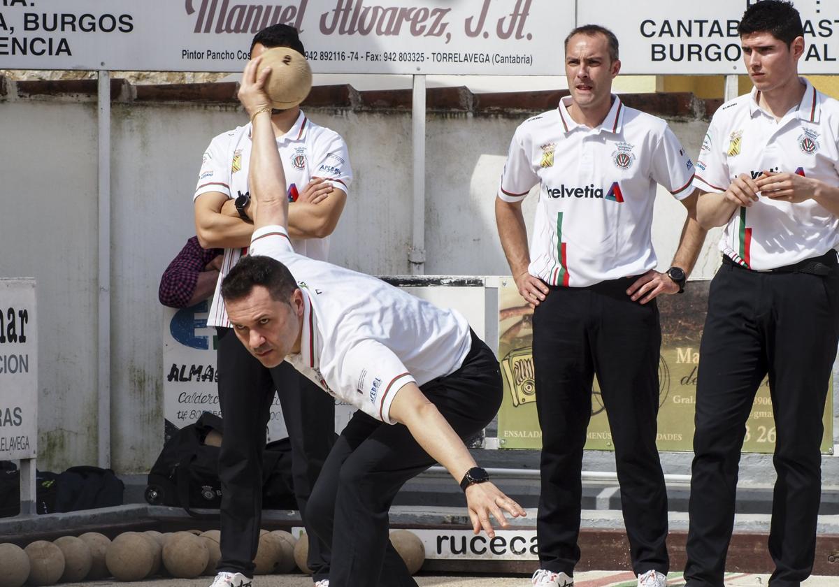 Alfonso Díaz, al tiro para Casa Sampedro y detrás Pablo Fernández, David Penagos y Jairo Arozamena.