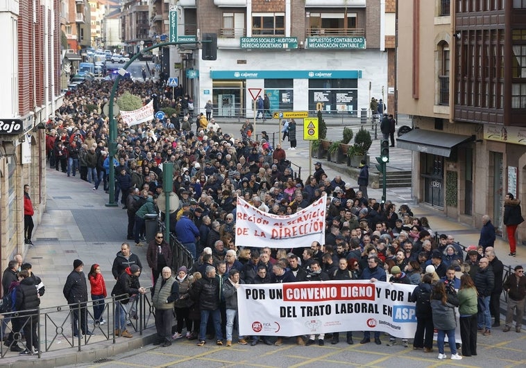 Manifestación ayer de los trabajadores de Aspla por las calles de Torrelavega