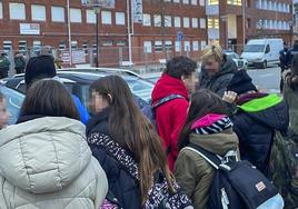 Los alumnos esperan en las inmediaciones del instituto mientras los agentes revisan todos los recovecos del edificio para asegurar que la seguridad está garantizada