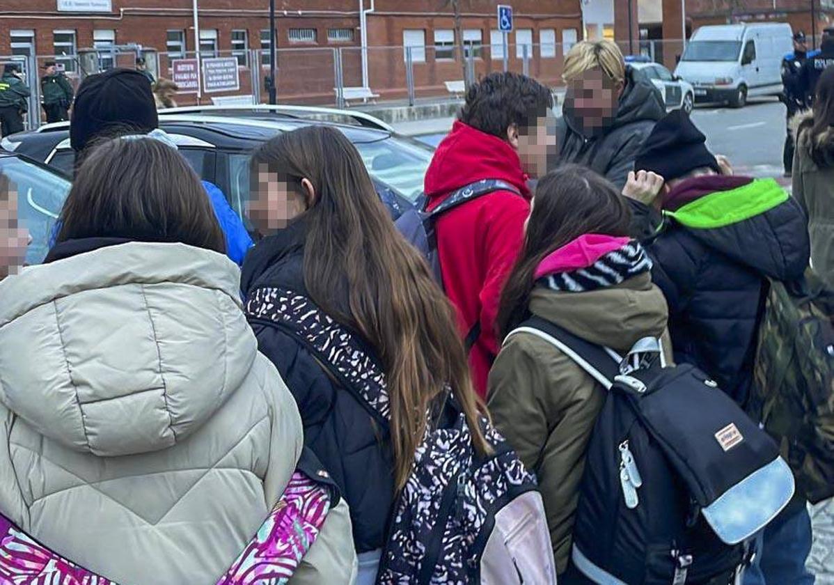 Los alumnos esperan en las inmediaciones del instituto mientras los agentes revisan todos los recovecos del edificio para asegurar que la seguridad está garantizada