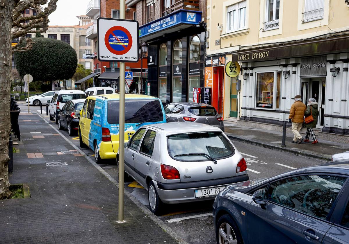 Una de las 123 zonas de carga y descarga susceptibles del proyecto, ubicada en la Avenida de España de Torrelavega