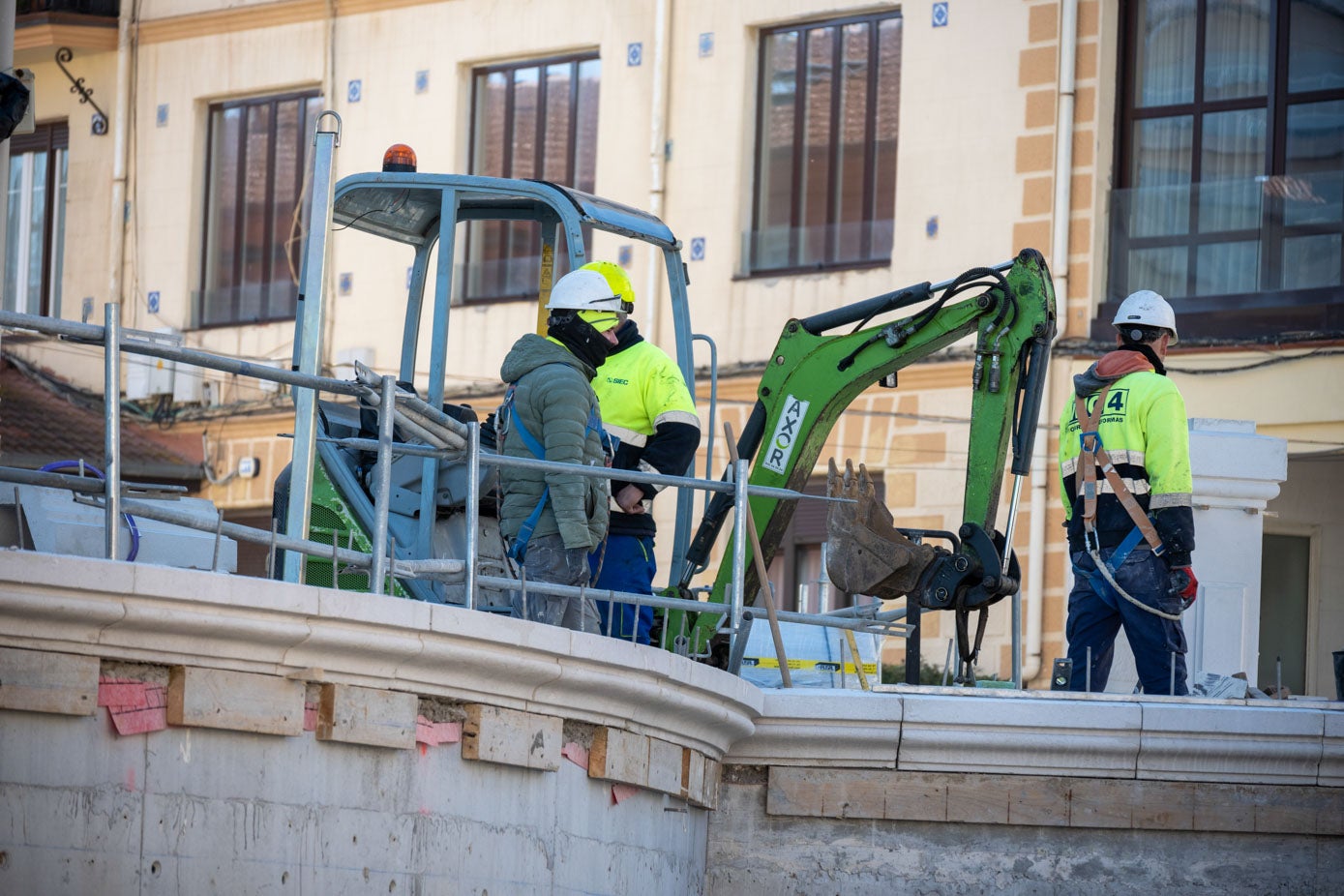 Los operararios trabajando este miércoles.