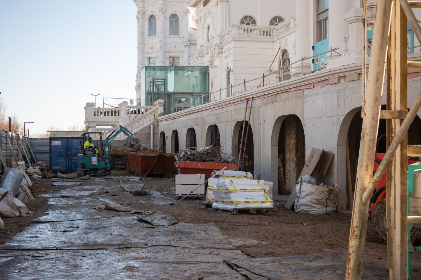 La rehabilitación de los bajos del Casino de El Sardinero para recuperar la imagen clásica del inmueble no es la única actuación que se está desarrollando en esta zona de Santander. La plaza de Italia se renovó hace dos años y actualmente se están mejorando los viales del entorno.