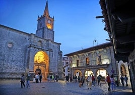 El antiguo ayuntamiento está situado a la derecha de la iglesia, en pleno casco histórico