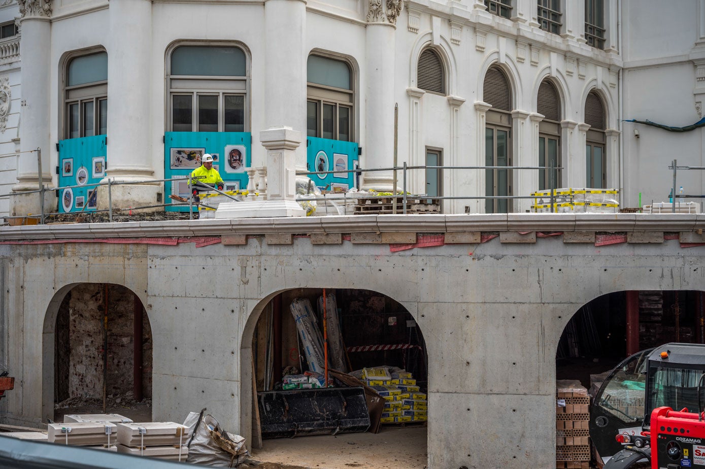 Los característicos arcos que sobrevivieron en el ala izquierda ya se han duplicado en el ala derecha, con el objetivo de recuperar la imagen clásica del inmueble.