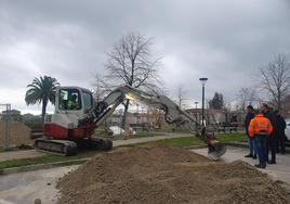 Operarios trabajan en la zona norte de la Plaza de las Autonomías, esta semana, durante la visita del López Estrada y González