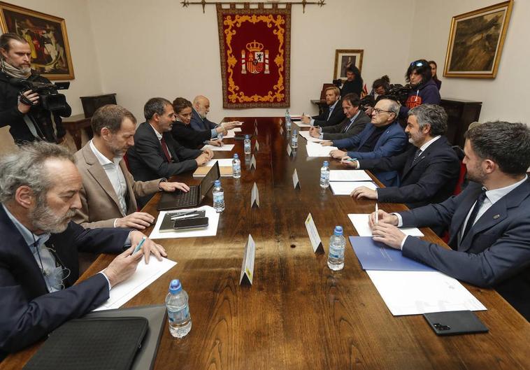 Momento de la reunión celebrada en la delegación del Gobierno en Cantabria, en la que participaron representantes del Ministerio y los gobiernos cántabro y asturiano.