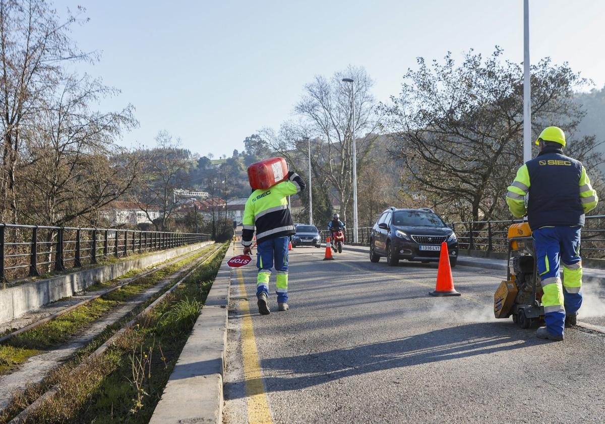 Operarios de SIEC inauguran los primeros trabajos, ayer, en el Puente de los Italianos (Torrelavega)