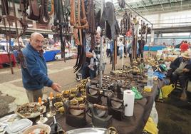Un expositor muestra su estand en la feria del año pasado
