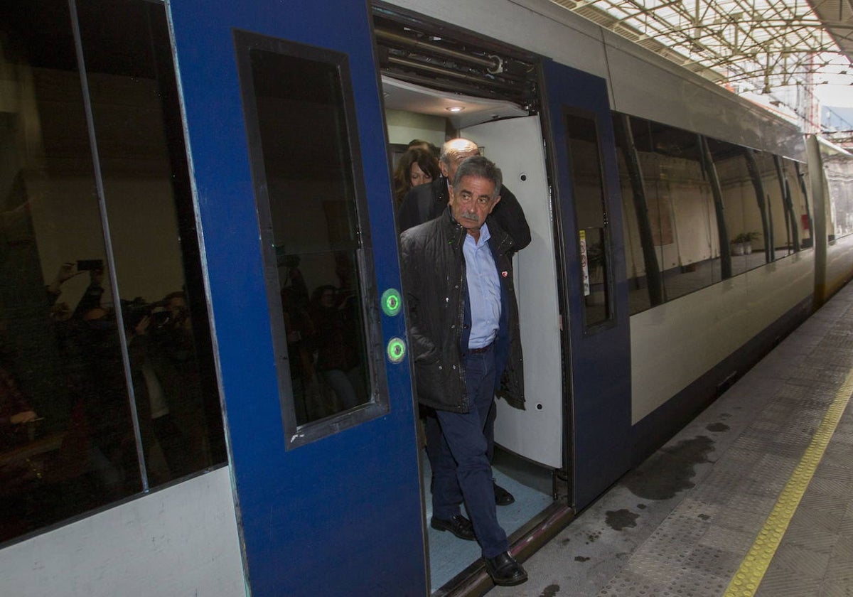 El presidente Revilla, a bordo de un tren de Cercanías a Bilbao