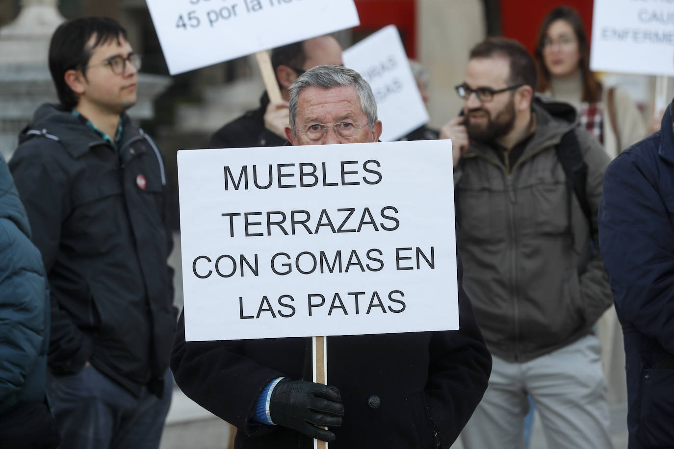 Cargados con pancartas, los vecinos pidieron más controles contra el ruido, que las terrazas no ocupen toda la vía pública y que la Policía Local utilice sonómetros para controlar los decibelios permitidos, entre otras exigencias.