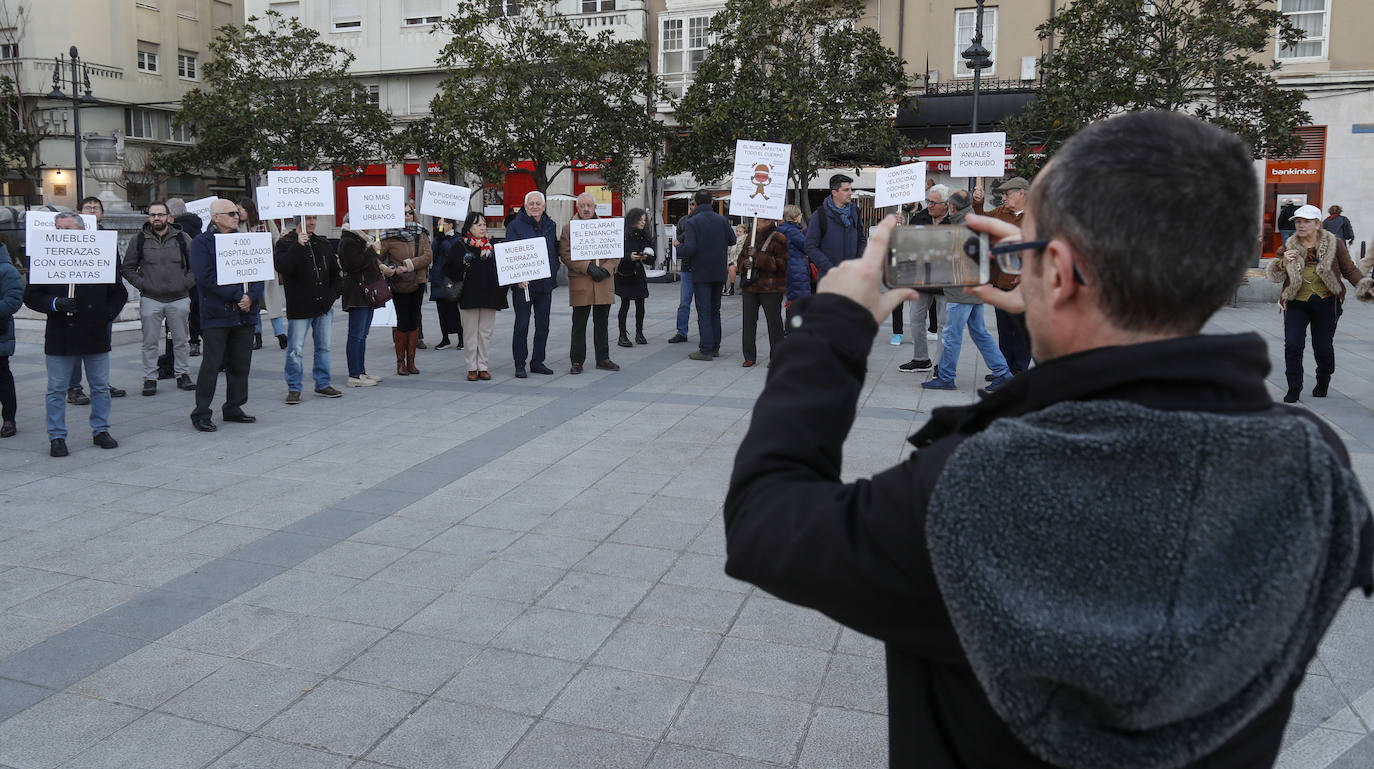 Varias decenas de vecinos se concentraron en la plaza de Puertochico y lo seguirán haciendo los próximos tres jueves.