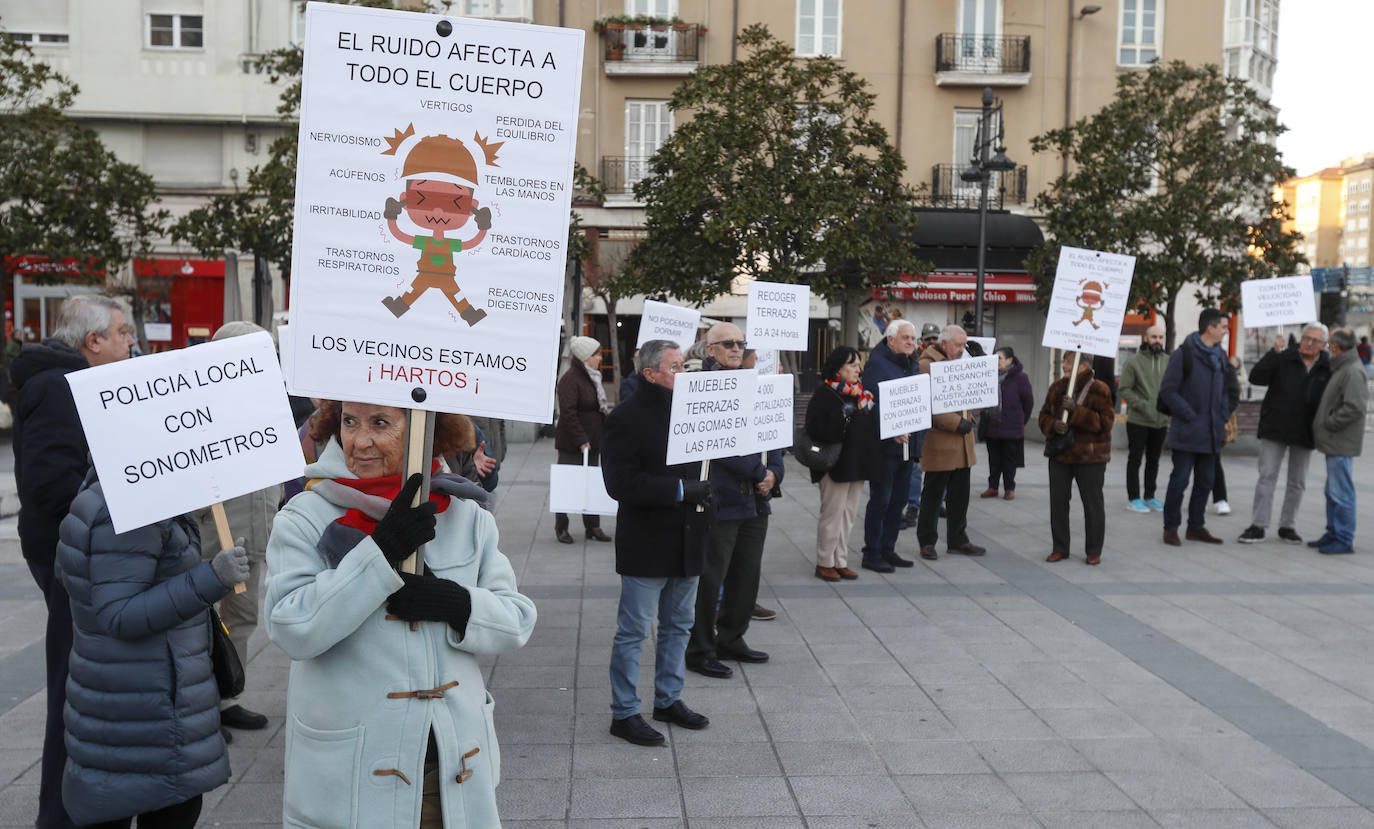 Las pancartas recogían mensajes como: 'El ruido causa enfermedades', 'No más altavoces ante nuestras ventanas', 'No más rallys urbanos', 'Policía Local con sonómetros' y 'No podemos dormir'