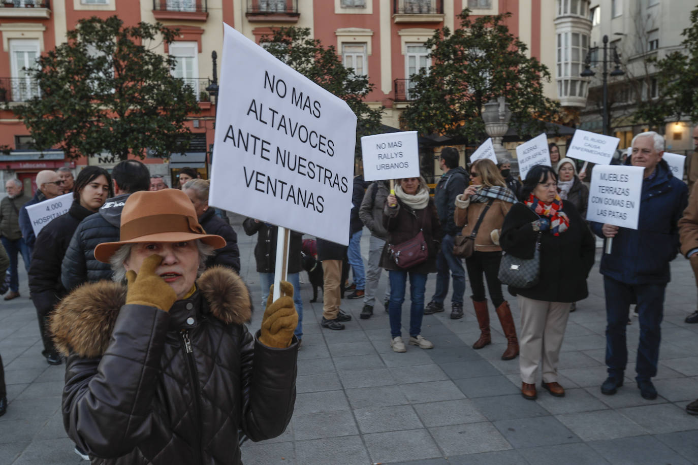 La portavoz de la asociación de vecinos Pombo-Cañadío-Ensanche, Ana Gómez, resume sus peticiones: «Que el Ayuntamiento haga cumplir la ley. Llevamos años soportando un ruido que supera los decibelios legales y nadie hace nada».