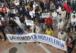 Concentración de hosteleros en protesta por el cierre decretado por la crisis del covid