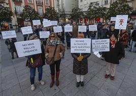 Los vecinos del centro se han concentrado esta tarde en la plaza de Puertochico para protestar contra el ruido