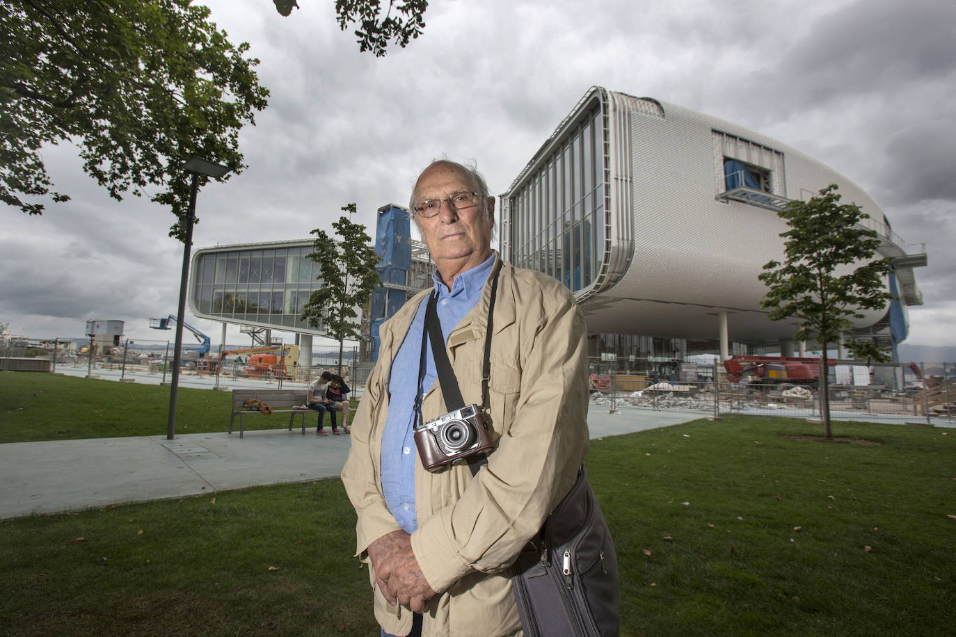 El cineasta Antonio Saura posa ante el Centro Botín, todavía en construcción en julio de 2016. En aquella fecha hacía más de tres años el cineasta comenzaba la realización de un documental con el objetivo de trazar una perspectiva audiovisual de la construcción del Centro Botín a lo largo del tiempo. Un «encargo» de la Fundación Botín que la institución mantuvo en silencio pero que El Diario desveló cuando el director de Elisa vida mía visitó Altamira para su grabación. 