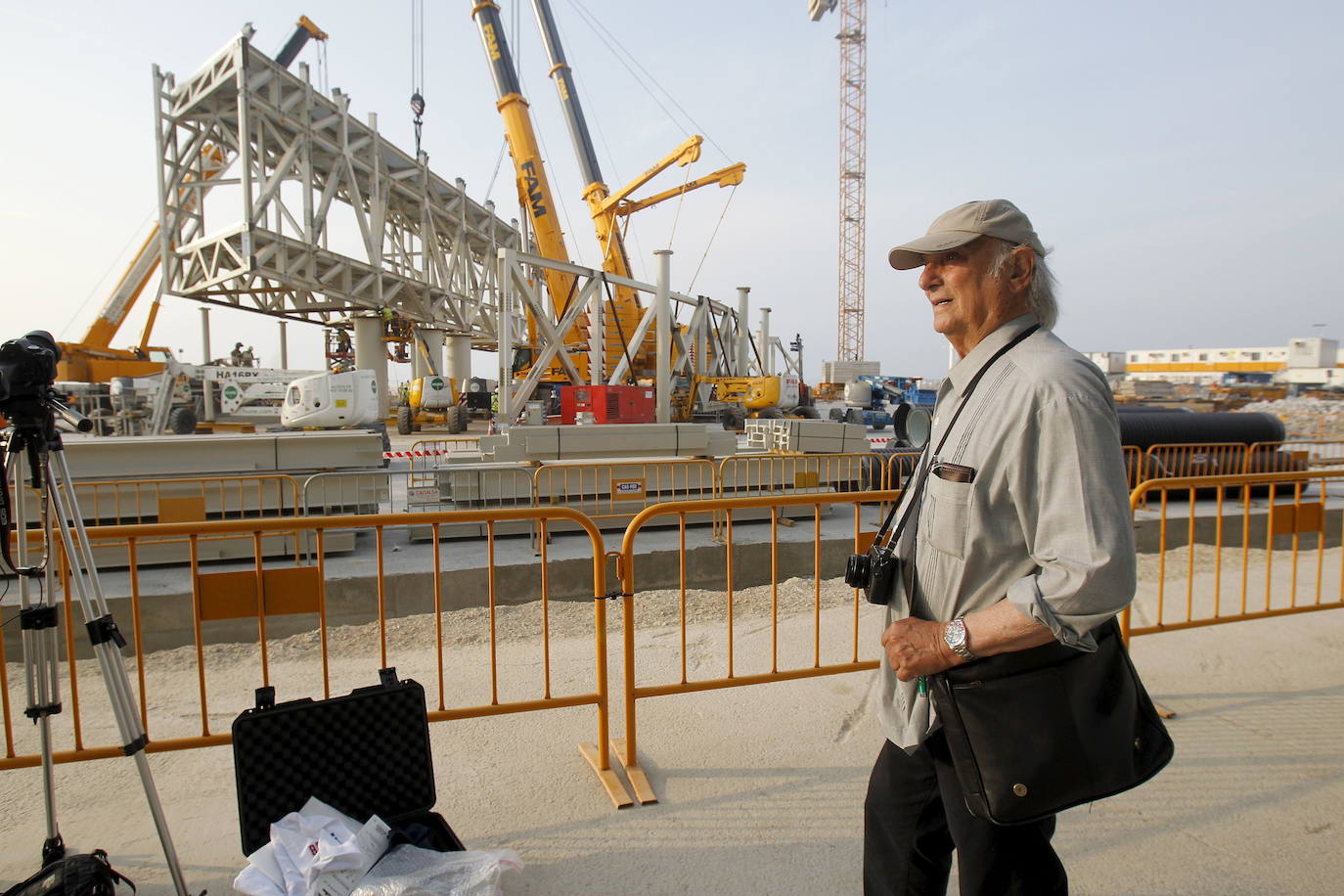 Imagen de 2013 de Carlos Saura posa ante las incipientes obras del Centro Botín.