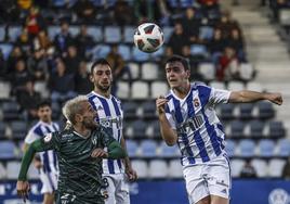 Alberto Gómez intenta cabecear el balón en el partido ante el Guijuelo en El Malecón