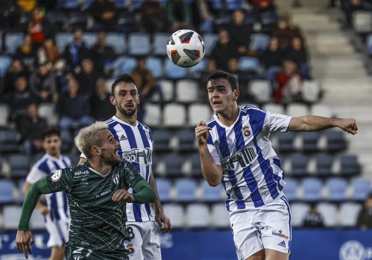 Alberto Gómez intenta cabecear el balón en el partido ante el Guijuelo en El Malecón