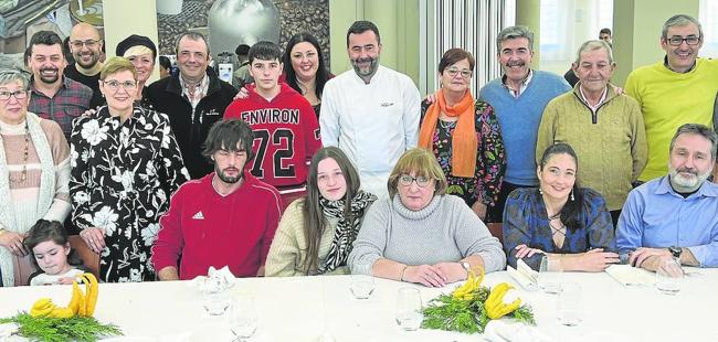 Familiares de José Luis González, el pasado jueves tras el almuerzo en el IESPeñacastillo en que se recordó su figura.