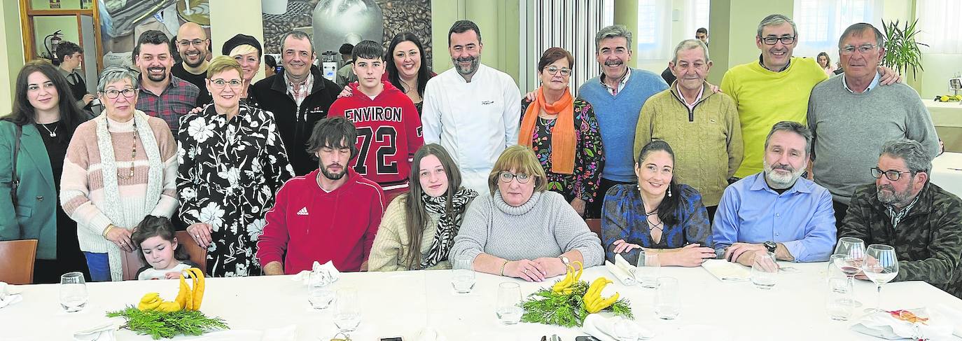 Familiares de José Luis González, el pasado jueves tras el almuerzo en el IESPeñacastillo en que se recordó su figura.