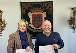 La alcaldesa, Esther Bolado, y el concejal del área, José Salmón, durante la presentación del certamen