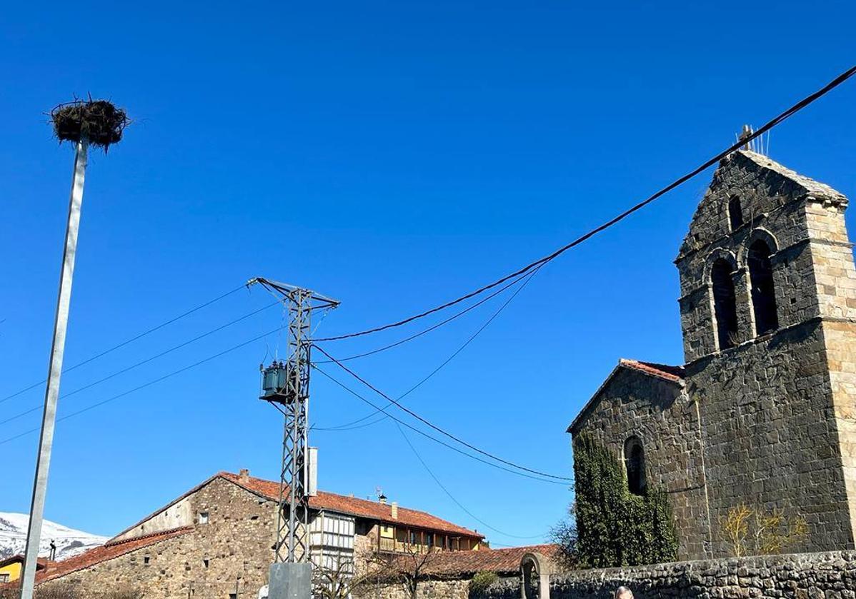 El poste que han dispuesto para la pareja de aves frente a la iglesia