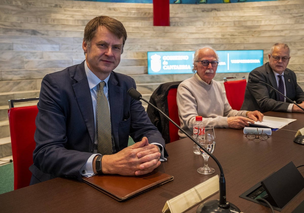 El embajador británico, Hugh Elliott, con los presidentes de la Casa de Europa, Paulino Alonso, y del Parlamento, Joaquín Gómez