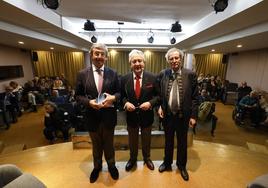 Luis Revenga, Federico Ysart y Manuel Ángel Castañeda durante la presentación en el Ateneo.