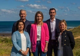 La presidenta, Carmen Bedoya (en el centro), con integrantes de la Junta Vecinal de Renedo