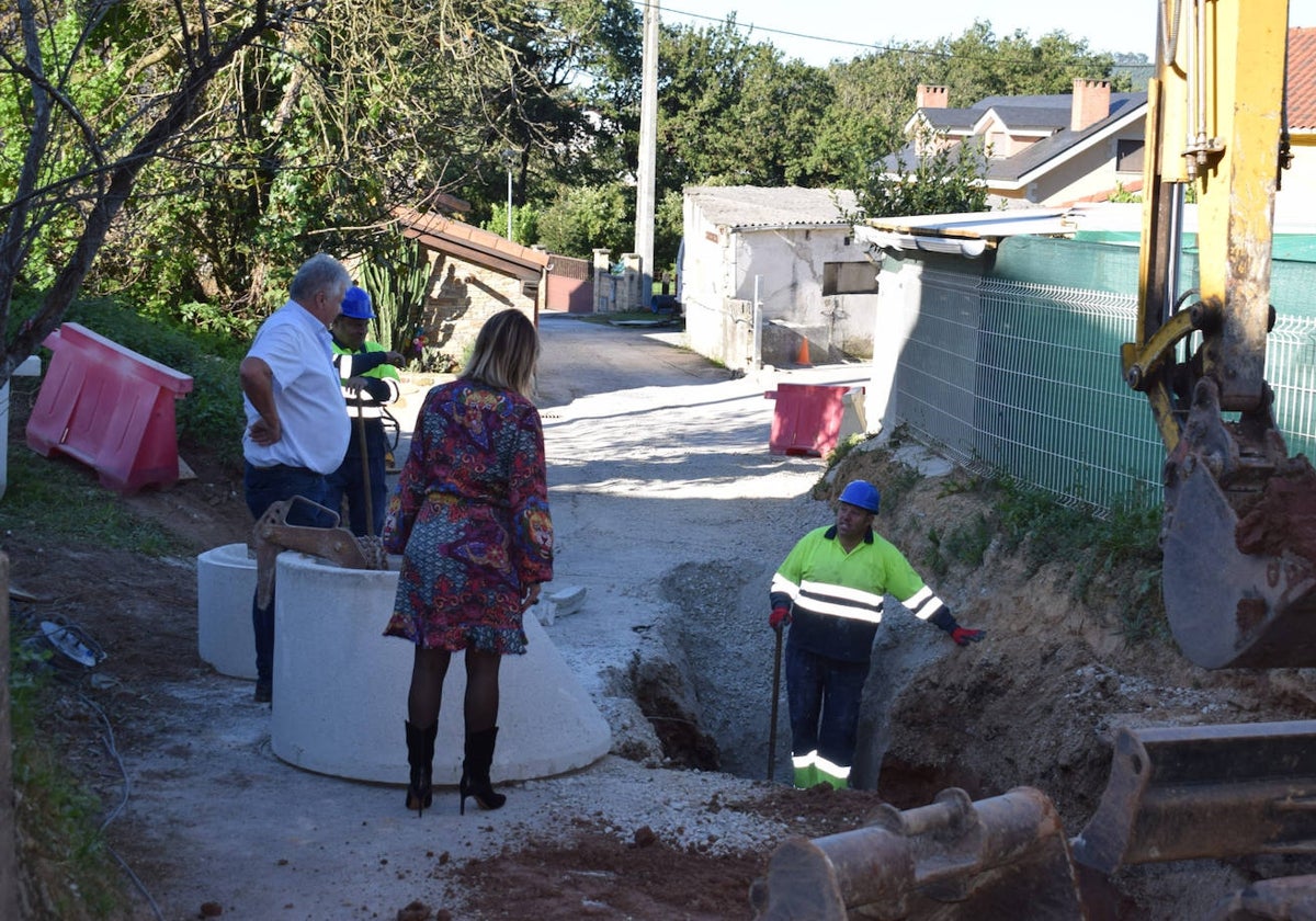 La alcaldesa, Verónica Samperio, en una visita que realizó a unas de las obras puestas en marcha por el Ayuntamiento de Piélagos para mejorar el saneamiento