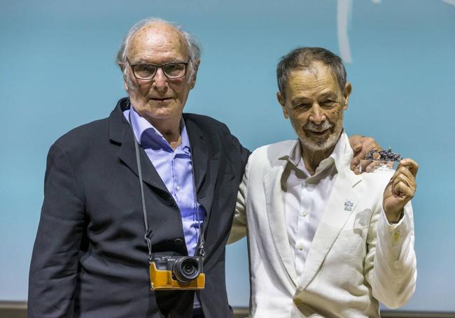 Imagen histórica, Saura y José Luis Alcaine en 2021 durante la clausura de la Semana de Cine de Santander en el Centro Botín.