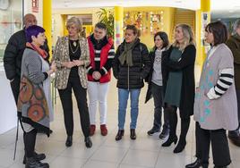 La consejera de Educación, Marina Lombó, durante su visita al CEO Príncipe de Asturias de Ramales para verificar las inversiones realizadas en las instalaciones escolares