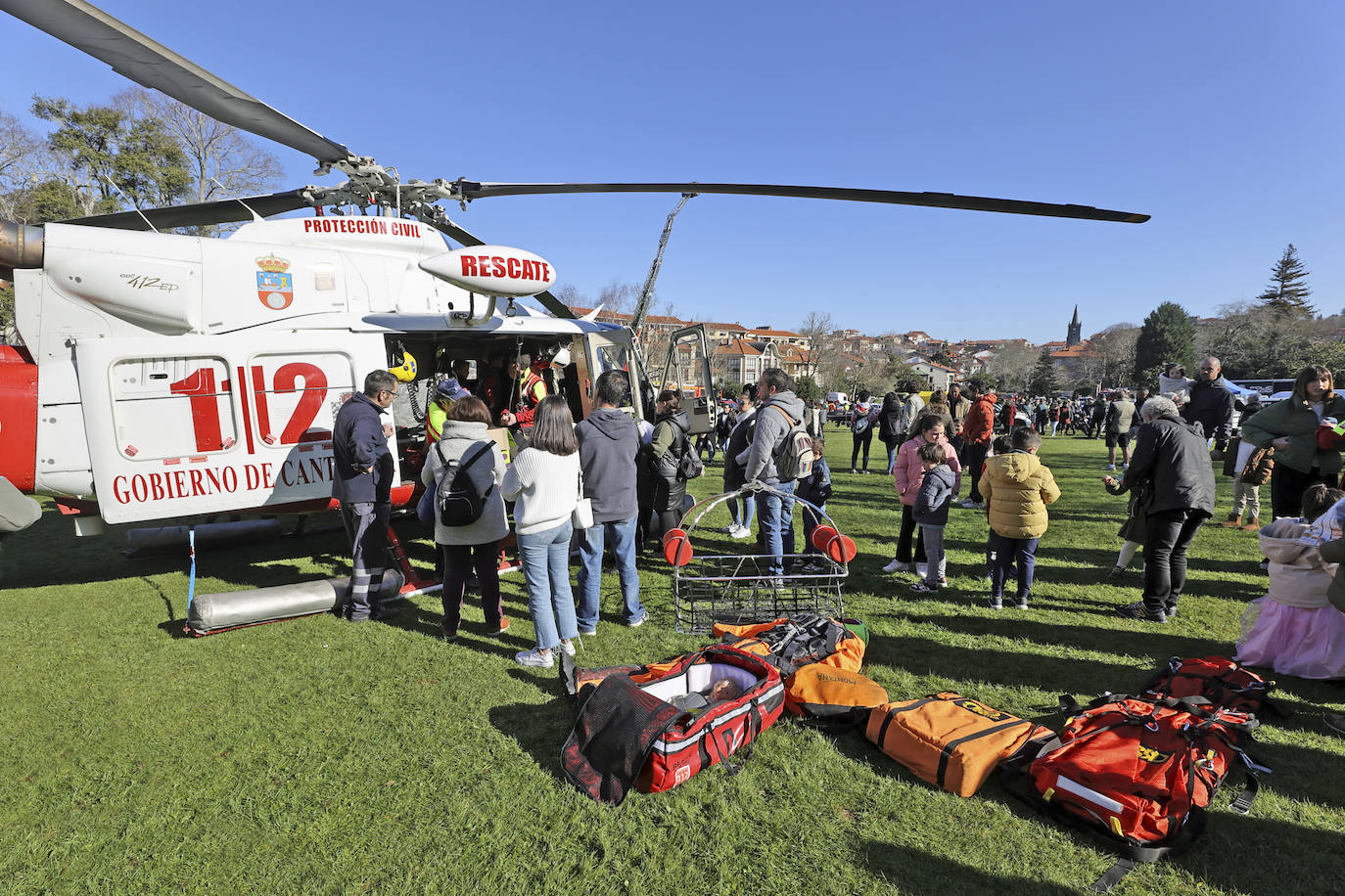 Colas para ver el helicóptero