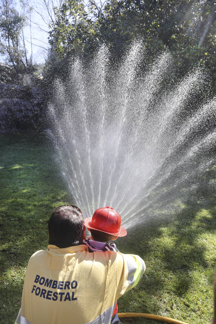 Los bomberos forestales explicaron sus técnicas para combatir el fuego en el bosque