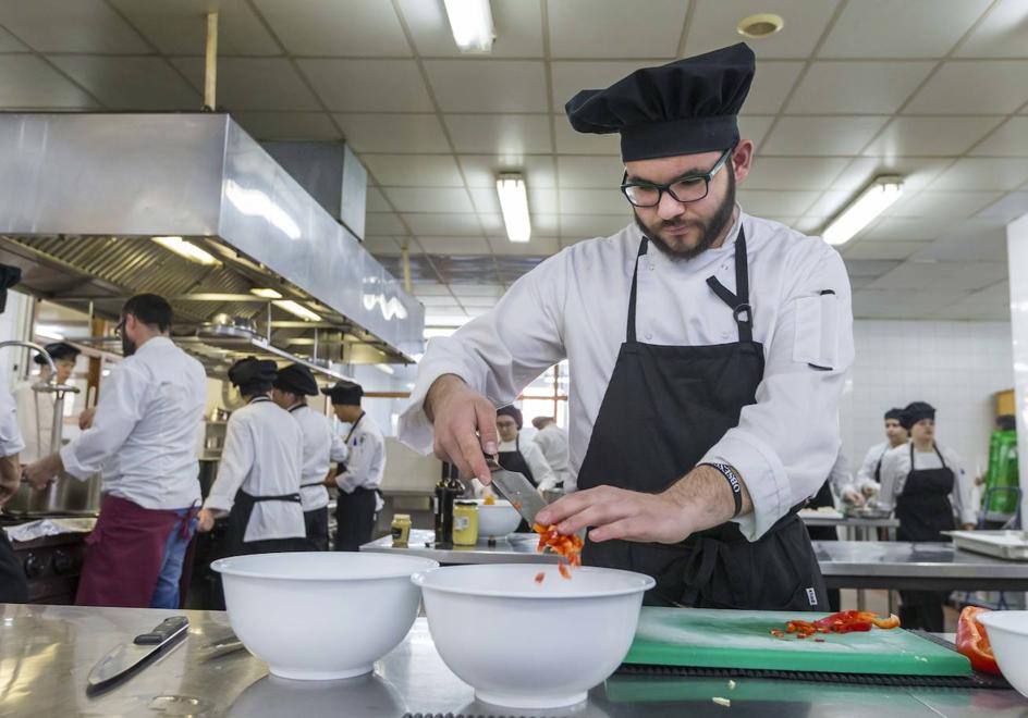 Vladislav Zhuk mientras corta un pimiento