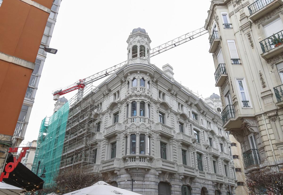 Buena parte de la fachada ha quedado ya liberada de los andamios. La obra entra su recta final y se ultiman los detalles en los interiores del inmueble.