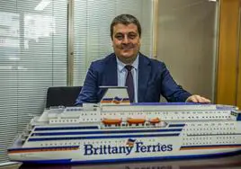 El director general de Brittany Ferries en España, Roberto Castilla, posa con la maqueta de uno de los buques de la naviera bretona