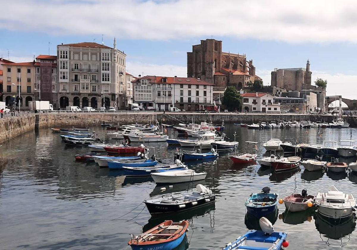 Panorámica de Castro Urdiales, coronada por la iglesia gótica de Santa María y el castillo-faro, al fondo.