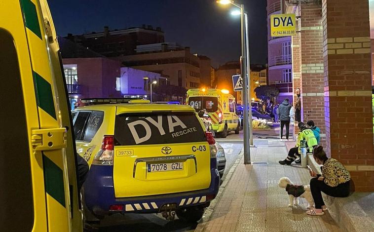 Imagen principal - Desalojadas varias personas tras el incendio de un edificio en Castro Urdiales