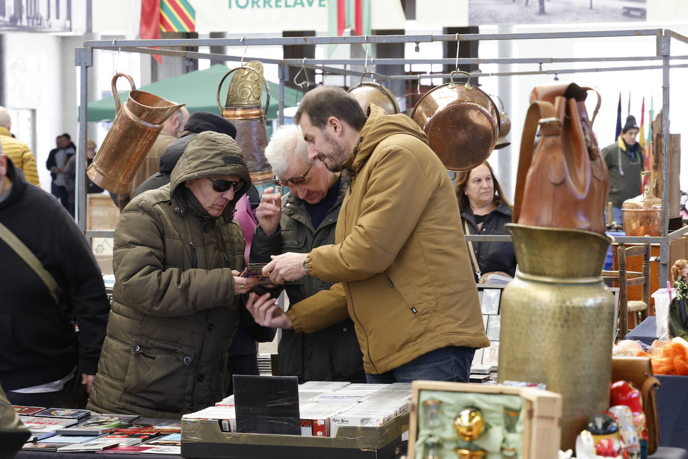 El buen tiempo animó a muchas personas a acercarse hasta los mercadillos.