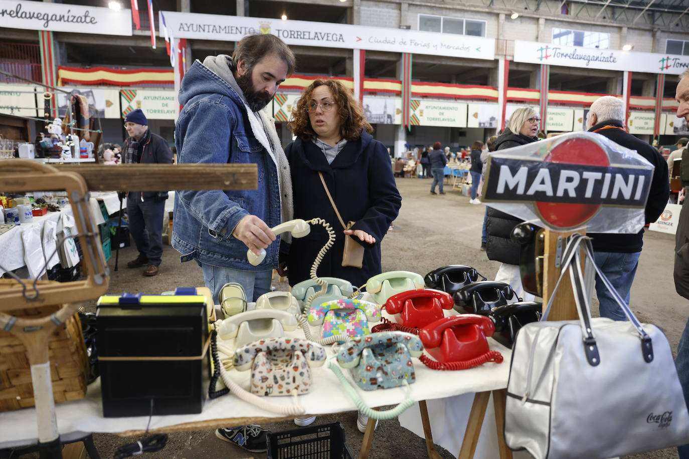 Teléfonos antiguos con coloridos diseños en uno de los estand de la feria.