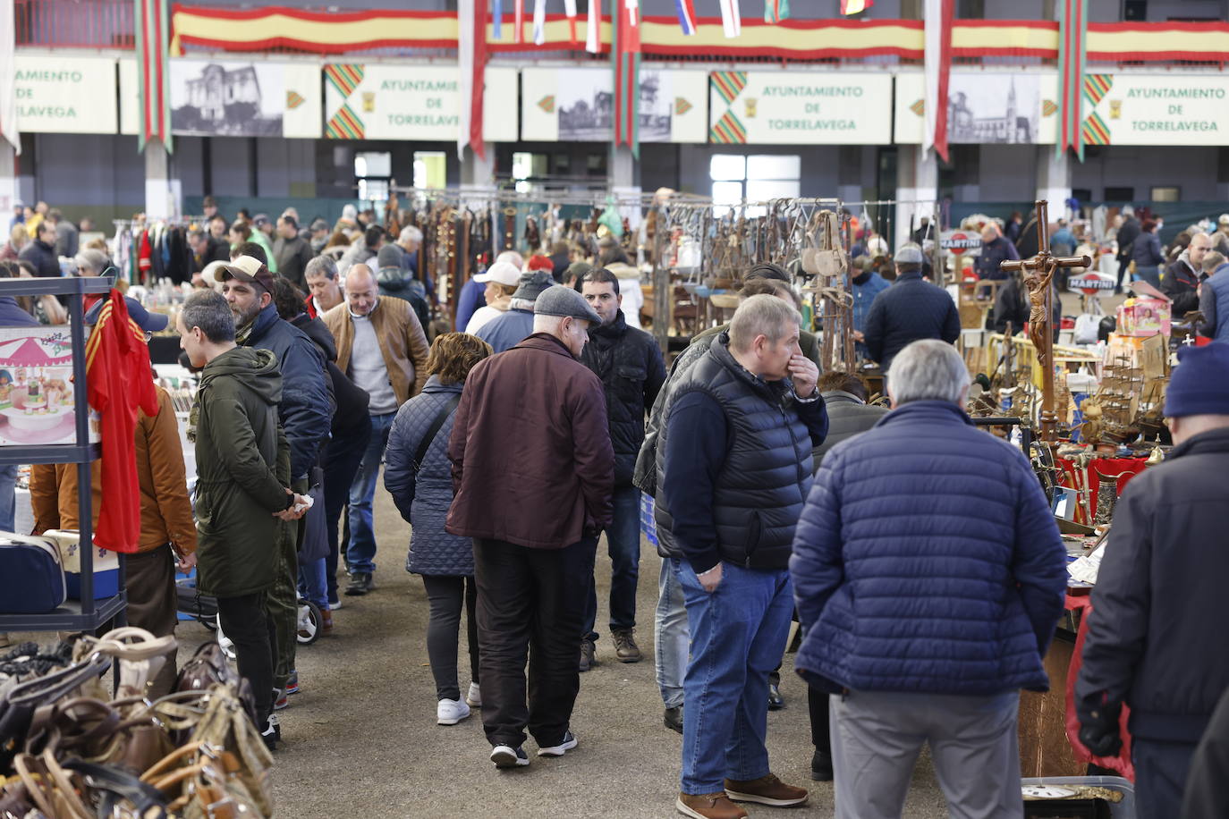 El ferial se llenó este sábado de personas interesadas por los productos de segunda mano. 