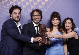 Elías León Siminiani (segundo por la izquierda) y su equipo, tras recoger el Goya a Mejor Cortometraje de Ficción