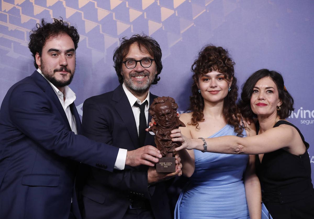 Elías León Siminiani (segundo por la izquierda) y su equipo, tras recoger el Goya a Mejor Cortometraje de Ficción